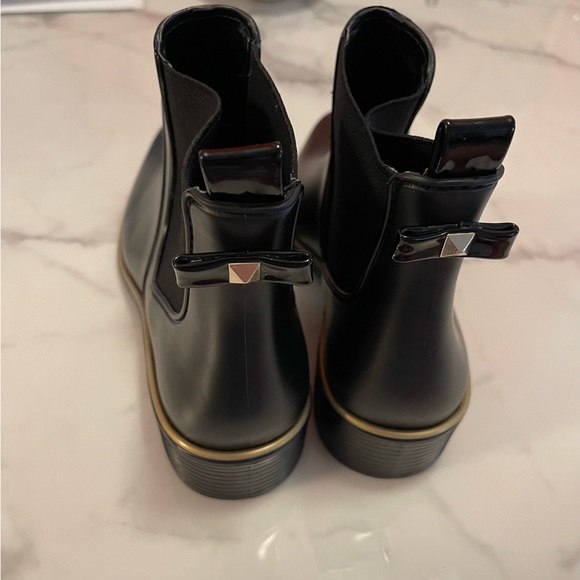 Kate Spade Sedgewick Chelsea Rain Boots Rubber with Elastic Black Gold Pull On - Picture 12 of 13